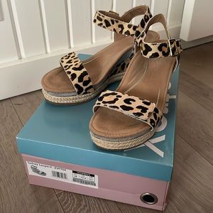 AEXTREX Wedge Sandals